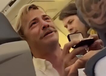 Man vraagt vriendin ten huwelijk in vliegtuig maar krijgt een harde afwijzing