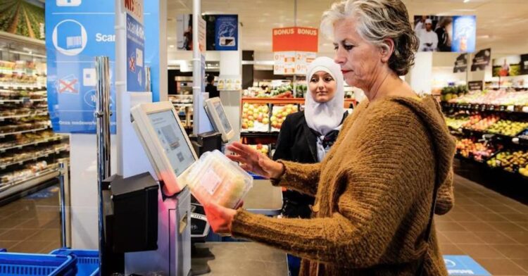 Moeder in tranen na beschuldiging bij zelfscankassa: “Alsof ik een ordinaire dief was”