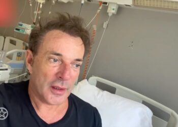 Beelden uit Spanje: Gerard Joling gewond na harde val in restaurant