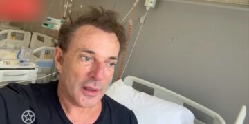 Beelden uit Spanje: Gerard Joling gewond na harde val in restaurant