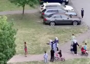 Nieuwkomers vallen vrouw aan omdat ze te zomers gekleed is