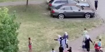 Nieuwkomers vallen vrouw aan omdat ze te zomers gekleed is