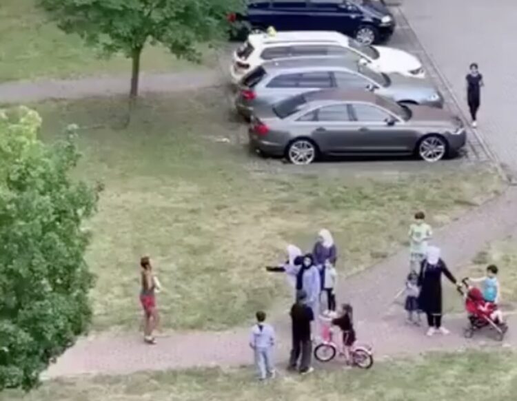 Nieuwkomers vallen vrouw aan omdat ze te zomers gekleed is