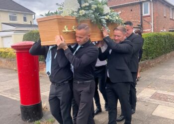 Vader overlijdt tijdens begrafenis van zijn zoon: familie in diepe shock door dubbele tragedie