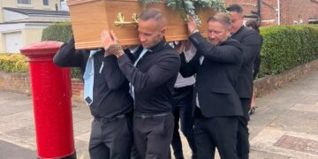 Vader overlijdt tijdens begrafenis van zijn zoon: familie in diepe shock door dubbele tragedie