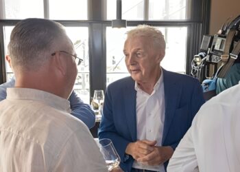 André van Duin tot tranen geroerd door emotionele verrassing