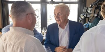 André van Duin tot tranen geroerd door emotionele verrassing