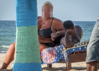 Wat deze vrouwelijke toeristen uit Europa in Gambia doen, zet heel Facebook op z’n kop