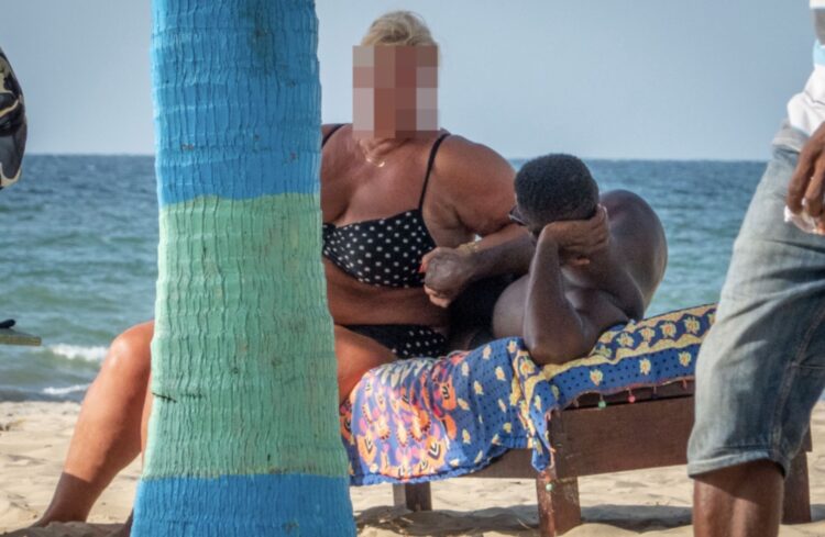 Wat deze vrouwelijke toeristen uit Europa in Gambia doen, zet heel Facebook op z’n kop