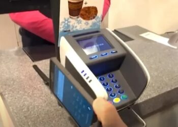 Deze winkels weigeren contant geld – en klanten zijn woedend over de gevolgen