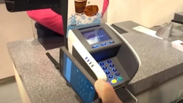 Deze winkels weigeren contant geld – en klanten zijn woedend over de gevolgen