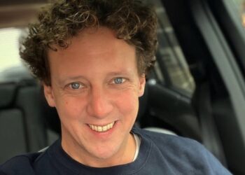 Jochem Myjer legt werkzaamheden per direct neer na heftig nieuws uit ziekenhuis