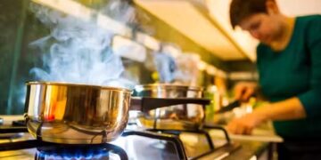 Artsen slaan alarm: Kinderen en volwassenen lopen risico als je kookt op gas