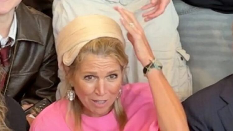 Video: Koningin Máxima krijgt onverwachte klap tijdens schoolbezoek