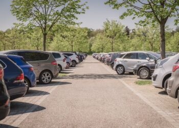 Tienermeisje gedrogeerd en verkracht op parkeerplaats door vier mannen