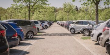 Tienermeisje gedrogeerd en verkracht op parkeerplaats door vier mannen