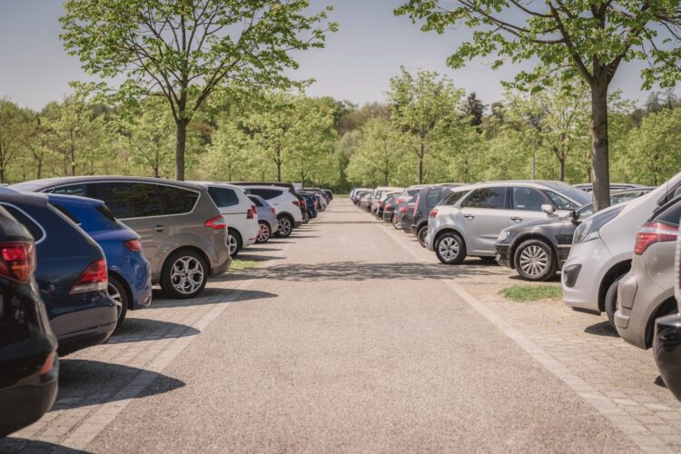 Tienermeisje gedrogeerd en verkracht op parkeerplaats door vier mannen