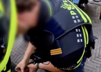 Kansparel keihard afgerekend door Haagse politie agent die geen respect heeft voor vrouwelijke collega