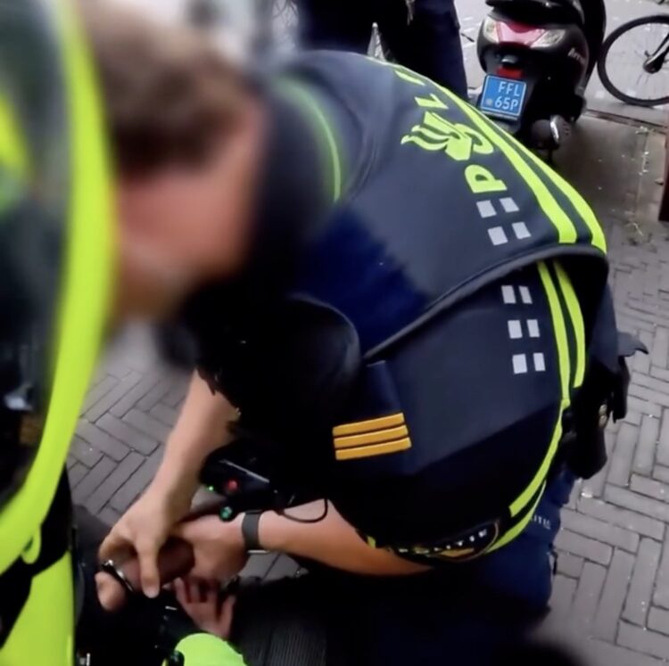 Kansparel keihard afgerekend door Haagse politie agent die geen respect heeft voor vrouwelijke collega