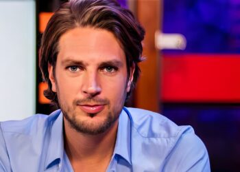 Renze Klamer is opnieuw verliefd en zijn nieuwe vriendin is een bekende verschijning