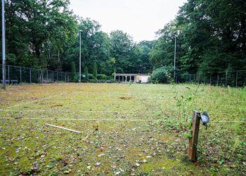 Ophef om opvanglocatie Oekraïense vluchtelingen bij oude tennisbanen: “Het is horror”