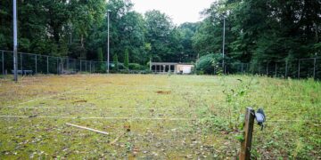 Ophef om opvanglocatie Oekraïense vluchtelingen bij oude tennisbanen: “Het is horror”
