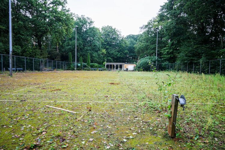 Ophef om opvanglocatie Oekraïense vluchtelingen bij oude tennisbanen: “Het is horror”