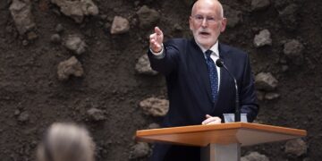Timmermans laat zich van zijn slechte kant zien en begint te schreeuwen tegen Joost Eerdmans