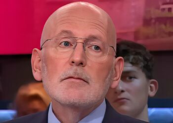 Frans Timmermans voelt zich keihard gepakt door Wilfred Genee: “Naaistreek”