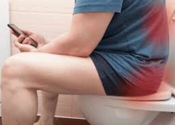 Dokters waarschuwen: dit risico loop je als je je telefoon op het toilet gebruikt