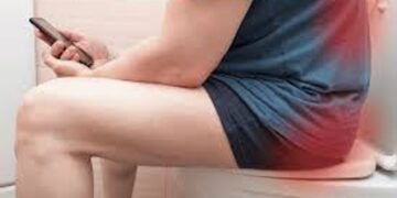 Dokters waarschuwen: dit risico loop je als je je telefoon op het toilet gebruikt