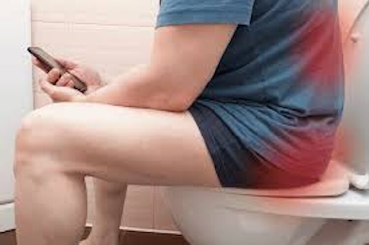 Dokters waarschuwen: dit risico loop je als je je telefoon op het toilet gebruikt