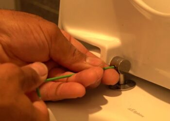 Verschuift je wc-bril wel eens? Met deze tip stop je de verschuivende toiletbril voor eens en altijd