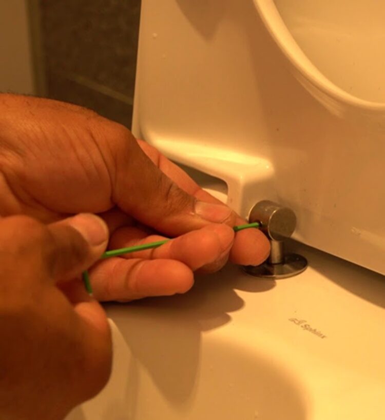 Verschuift je wc-bril wel eens? Met deze tip stop je de verschuivende toiletbril voor eens en altijd