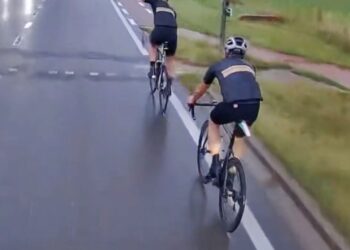 Vrachtwagenchauffeur jaagt bijdehante wielrenners de stuipen op het lijf