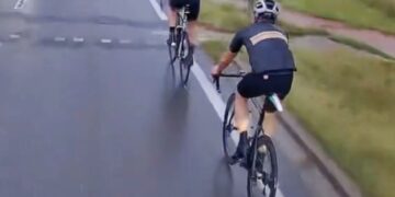 Vrachtwagenchauffeur jaagt bijdehante wielrenners de stuipen op het lijf