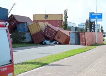 Verschrikkelijke beelden vanuit Rotterdam: containers verpletteren meerdere auto’s