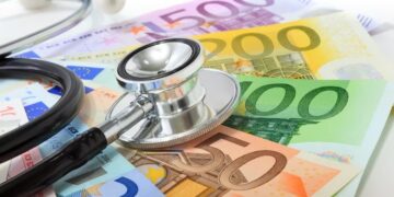 Zorgverzekering opnieuw duurder: zoveel meer ga je in 2026 aan premie betalen