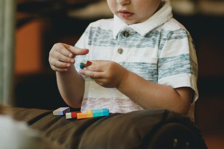 Zo herken je de signalen van autisme bij kinderen…