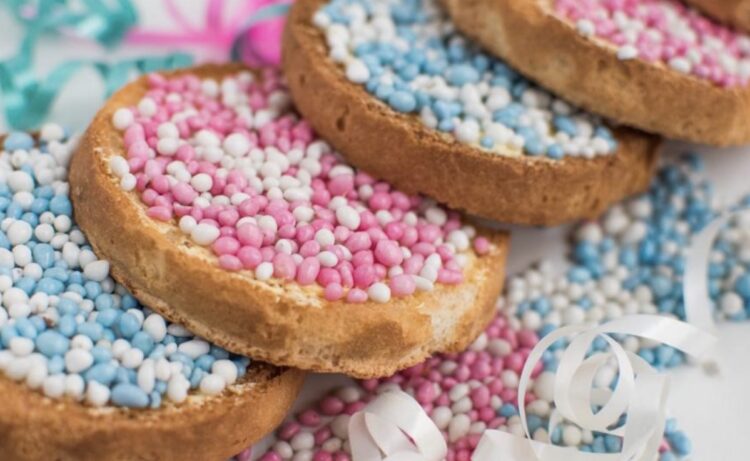 Beschuit met blauwe muisjes voor deze bekende Nederlander!