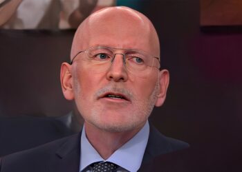 Heftig: Frans Timmermans belaagd en uitgescholden