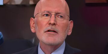 Heftig: Frans Timmermans belaagd en uitgescholden