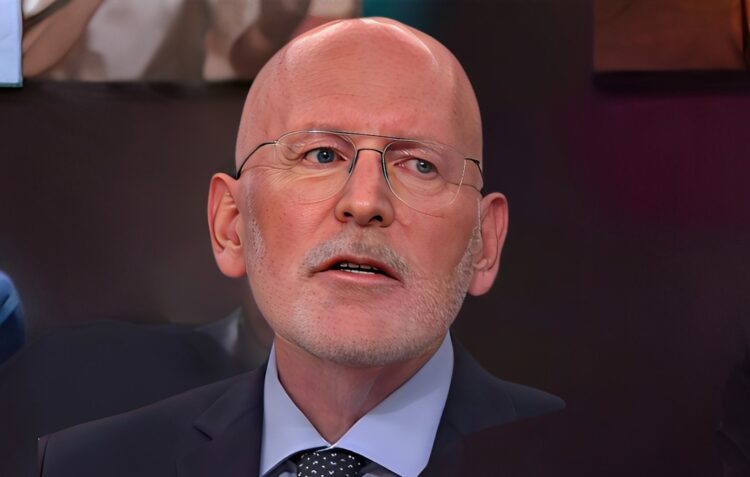 Heftig: Frans Timmermans belaagd en uitgescholden