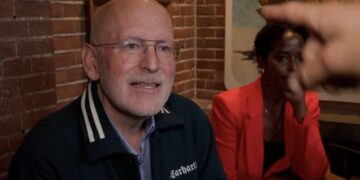 Heftig: Frans Timmermans belaagd en uitgescholden