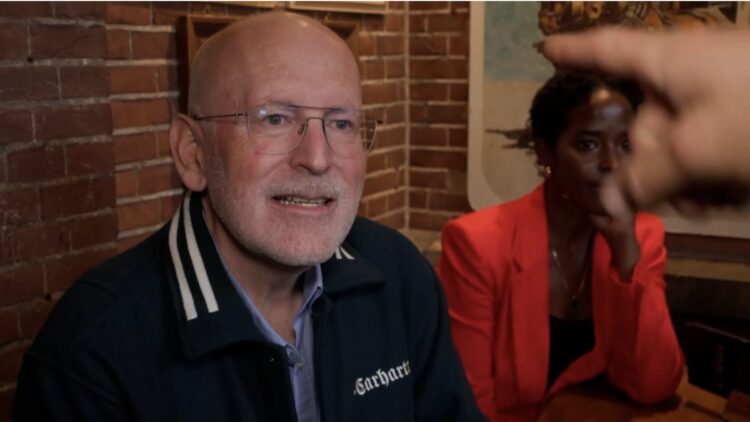 Heftig: Frans Timmermans belaagd en uitgescholden