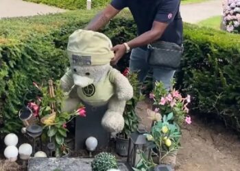 Rouwende ouders aangesproken door gemeente: “Er liggen twee knuffeltjes te veel op het grafje”