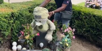 Rouwende ouders aangesproken door gemeente: “Er liggen twee knuffeltjes te veel op het grafje”