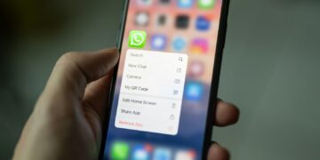 Politie waarschuwt voor WhatsApp fraude: Zet deze functie vandaag nog uit!