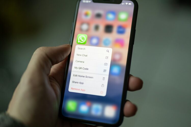 Politie waarschuwt voor WhatsApp fraude: Zet deze functie vandaag nog uit!