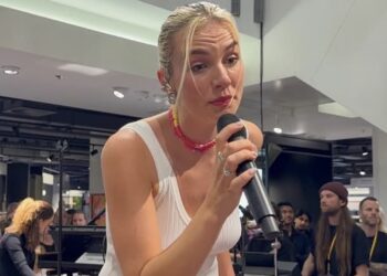 Zangeres Maan zorgt voor opschudding na opvallend optreden: “Straalbezopen?”